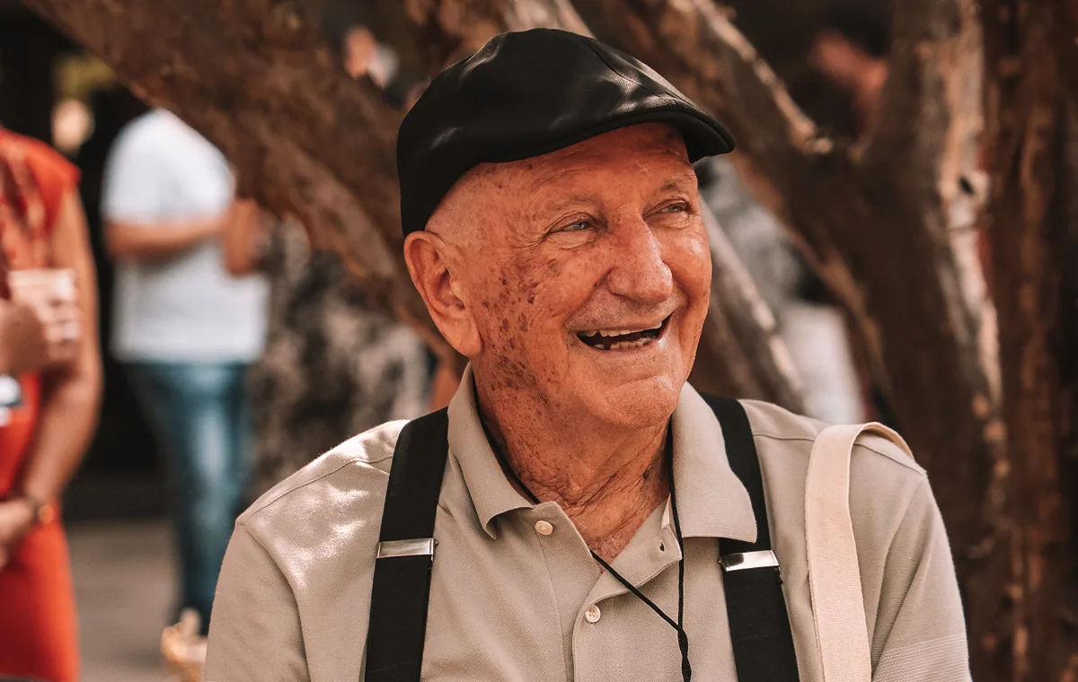 Aluno sorrindo em encontro presencial da comunidade