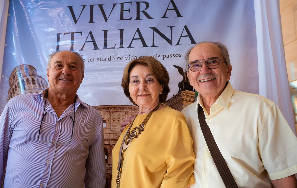 Giulia Nardini com convidados no palco do Famiglia Azzurra