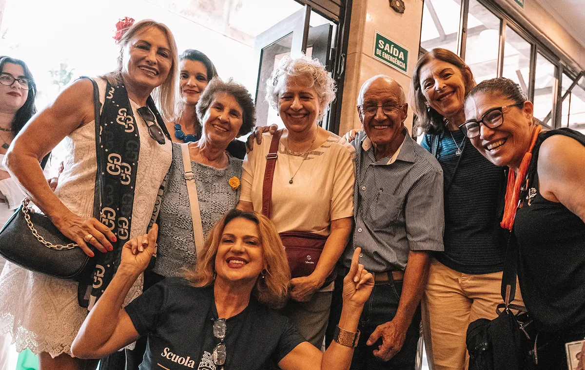 Plateia celebrando com luzes durante o evento