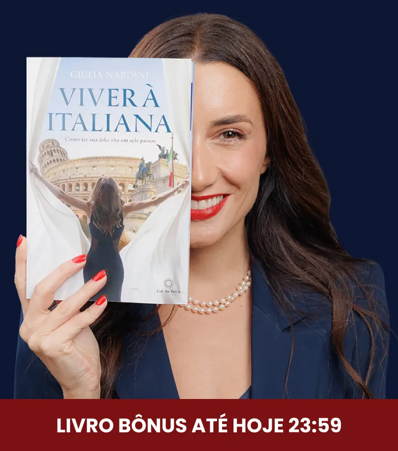 Giulia Nardini segurando o livro Viver à Italiana