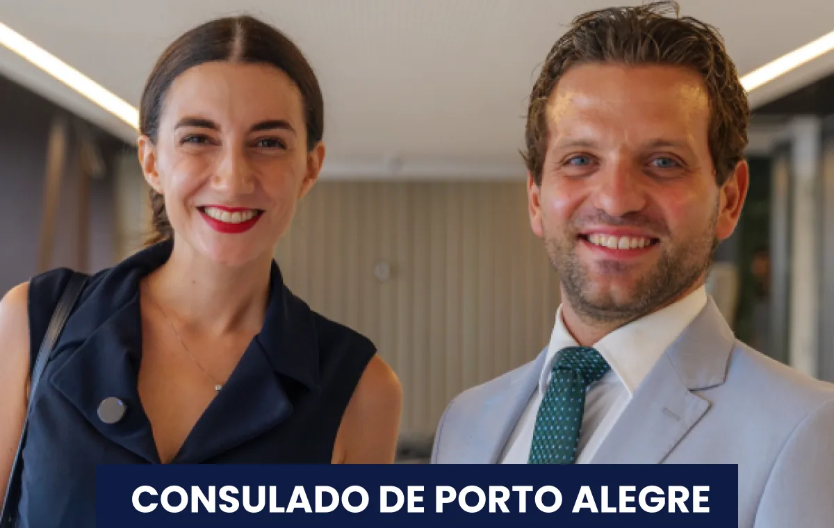 Giulia Nardini ao lado do cônsul no Consulado de Porto Alegre